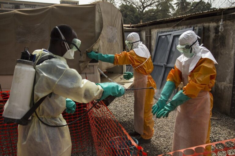 Ebola en RDC : l’OMS s’inquiète, le gouvernement se défend